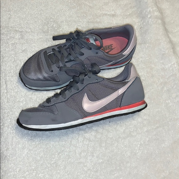 Women’s Nike - Picture 3 of 3